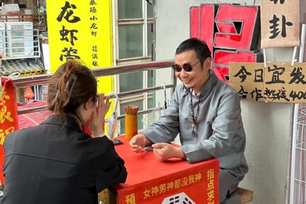 桂林阳朔西街算命先生 桂林阳朔西街算命先生
