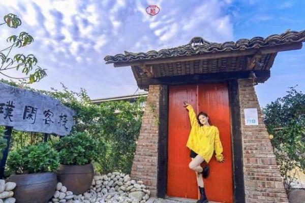 美女看客栈风水