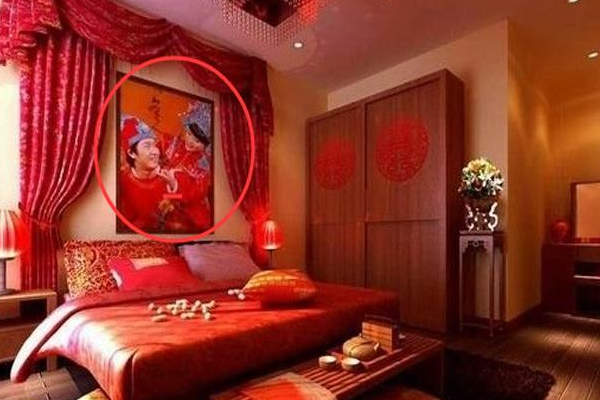 风水：结婚照为什么不能挂床头